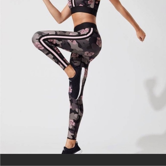 Ultracor Flower Camo leggings with built in compression Women’s size large - Picture 1 of 6